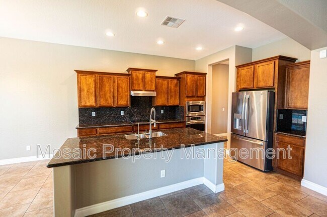 Building Photo - 2948 E Maplewood St