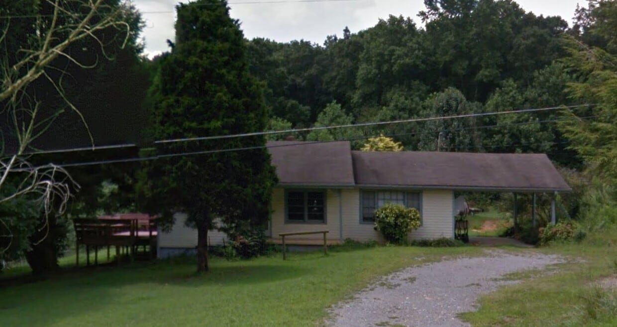 Just one house down from the lake! - 2138 Fate Conn Road