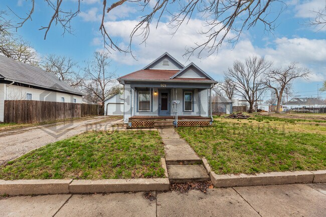 Building Photo - 921 S Sedgwick St
