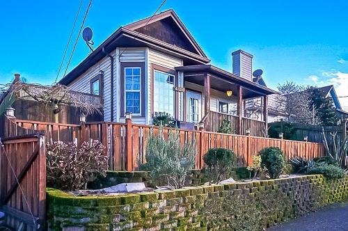 Primary Photo - 2 bedroom in Seattle WA 98106