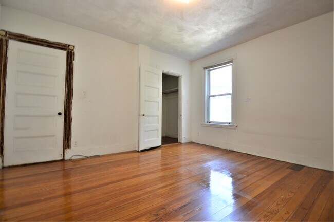 Building Photo - 48 Linden Pl