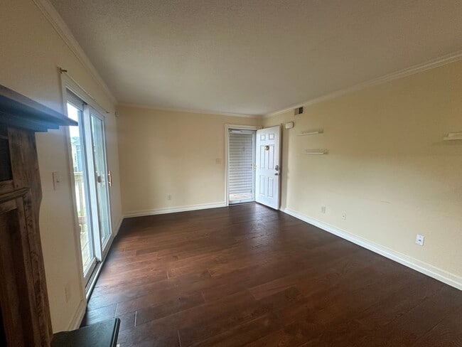 Building Photo - Beautiful 2-bedroom, 2-bath Condo just one block to the beach