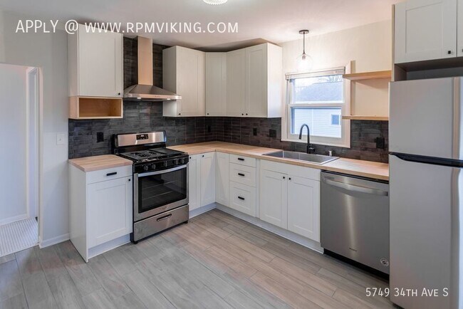 Building Photo - 3 Bed 2 Bath Home with large 2.5 Car Garage