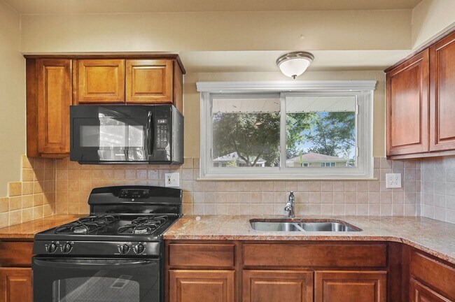Foto del edificio - BEAUTIFUL 3 BED 1.5 BATH HOME  IN OAK PARK MI
