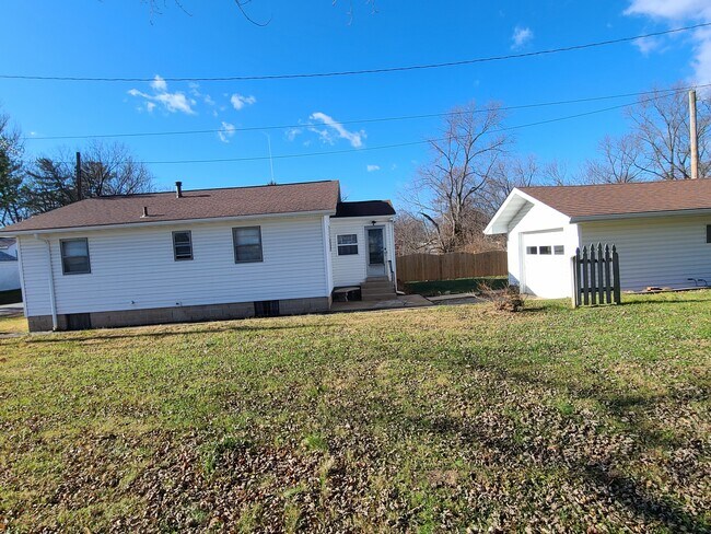 Building Photo - 707 Brackett St