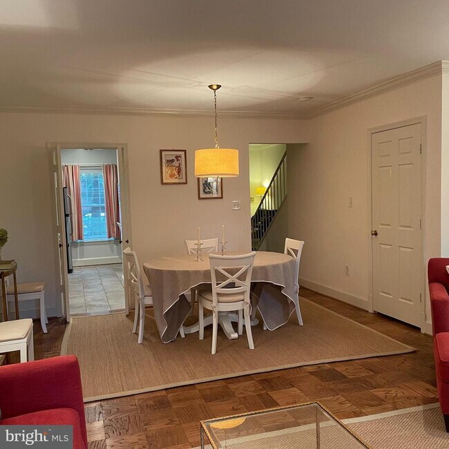 Foto del edificio - 3221 Sutton Pl NW