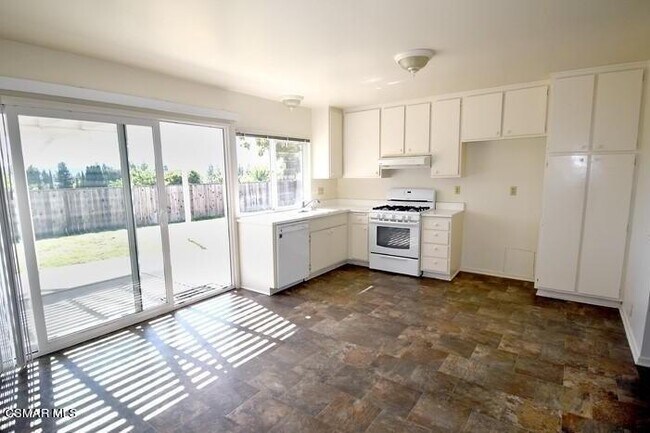Building Photo - 2660 Briarwood Pl