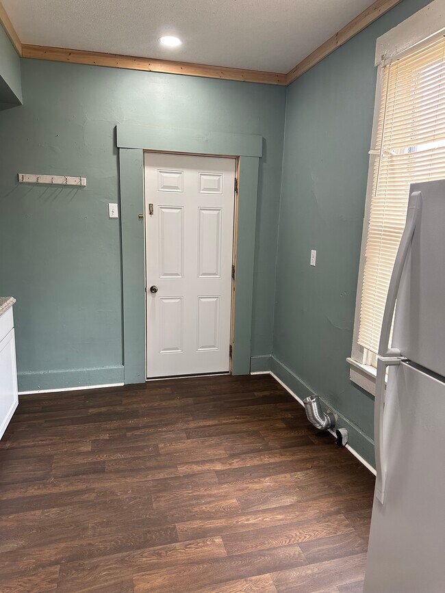 Foto del edificio - 414 W 7th St