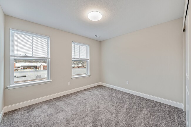 Building Photo - White Oak Court Townhomes