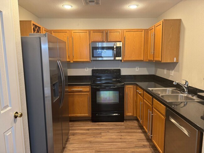 Building Photo - Fantastic 3-bedroom, 2-bathroom townhome  --  1/2 off first month's rent