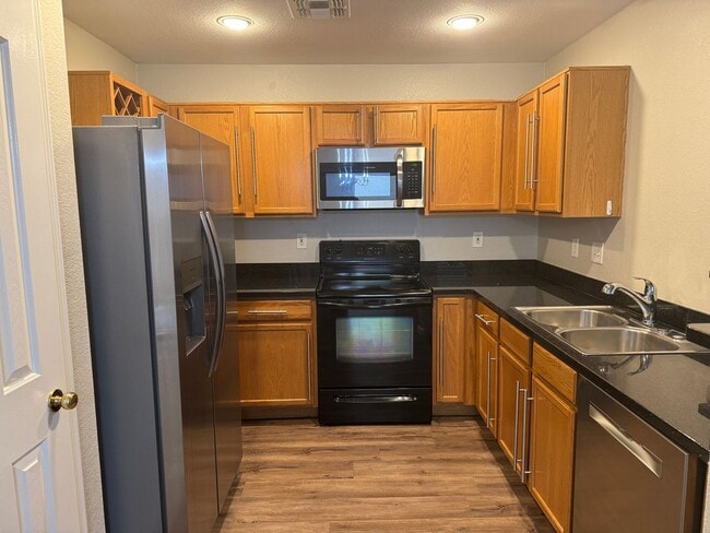 Building Photo - Fantastic 3-bedroom, 2-bathroom townhome