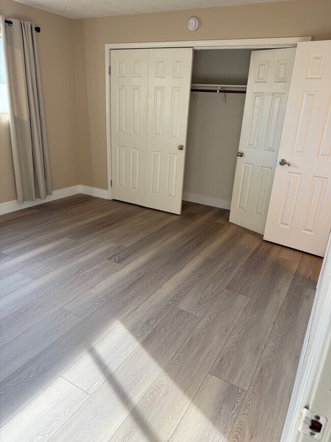 Dormitorio 1 - 1250 E Shaw Ave