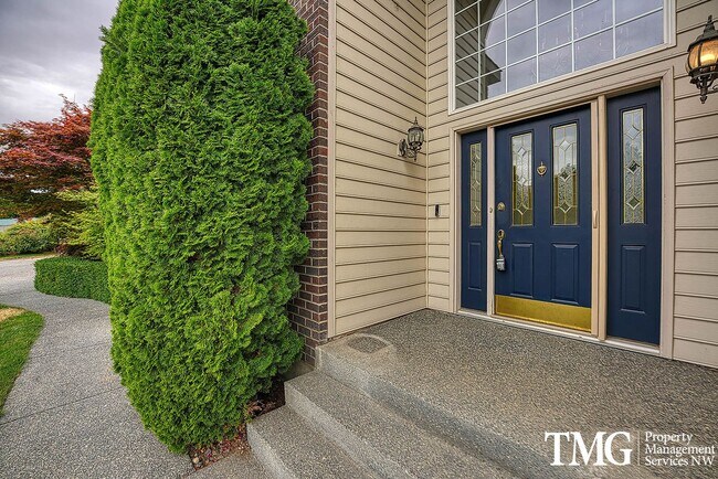 Foto del edificio - Move in ready 1 level home with an ENORMOUS garage!