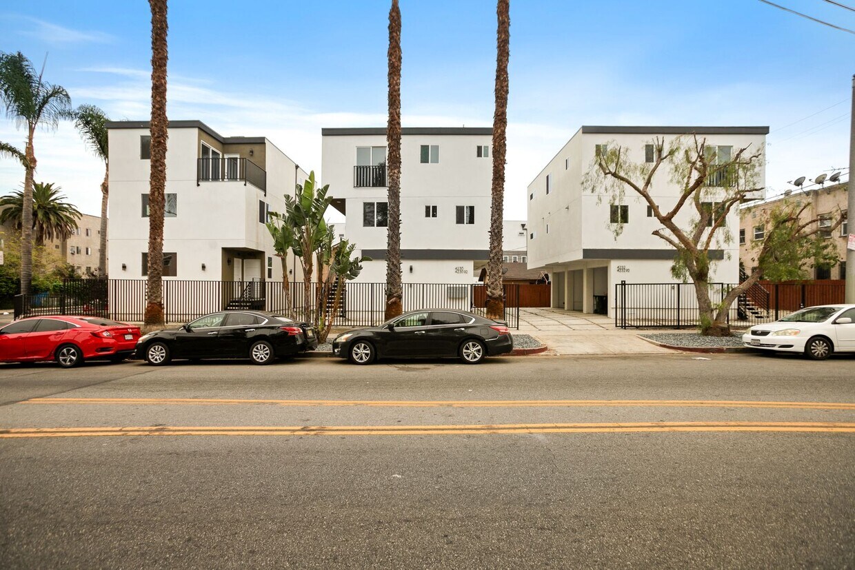 Photo - 443 N Heliotrope Dr