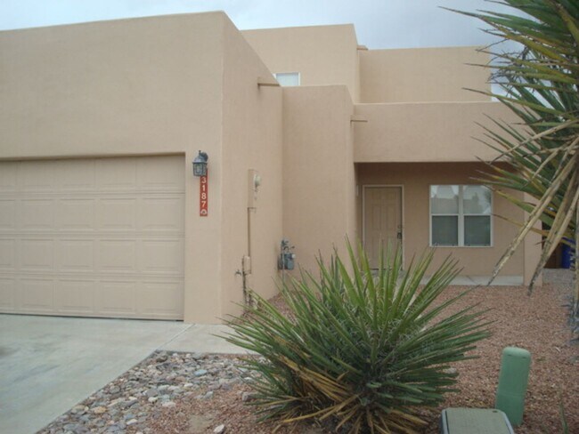 Foto del edificio - Cute Townhouse in Desirable Area- Close to...