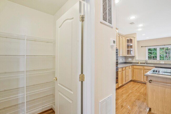Building Photo - Spacious Brick Townhome minutes from Vienn...