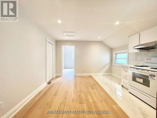 Building Photo - 4 Sutherland Ave