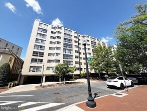Building Photo - 922 24th St NW