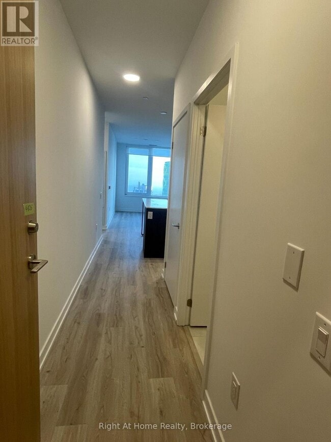 Photo du bâtiment - 395 Square One Dr