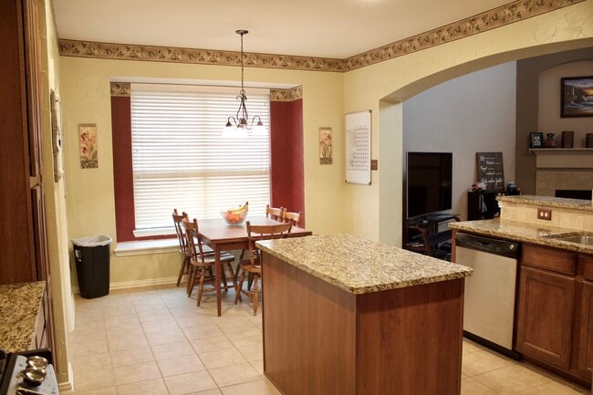 kitchen w/breakfast nook - 4609 Van Zandt Drive