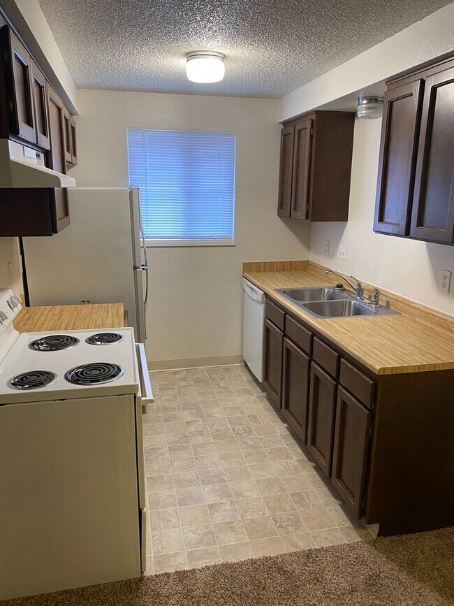 Foto del edificio - One Bedroom Apartment! Close to it All!!!