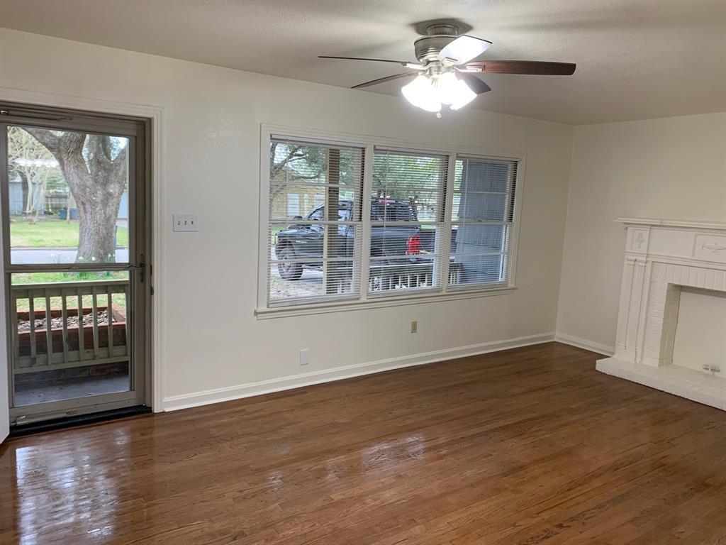 Primary Photo - 210 S Pin Oak Dr