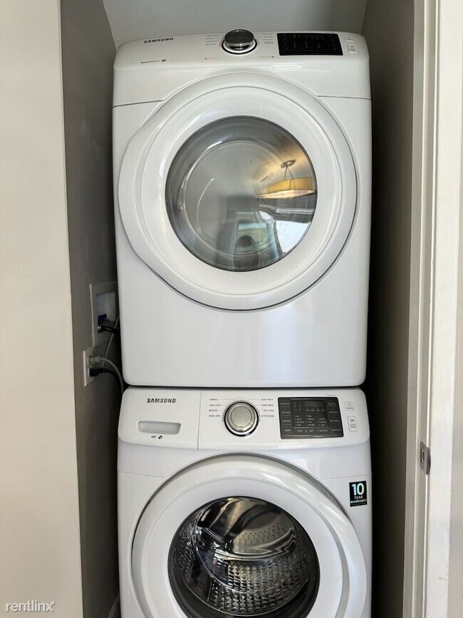 Foto del edificio - 2 br, 1.5 bath Townhome - 1229 West McKinl...