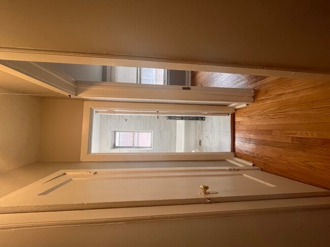 Building Photo - 1624 W Sherwin Ave