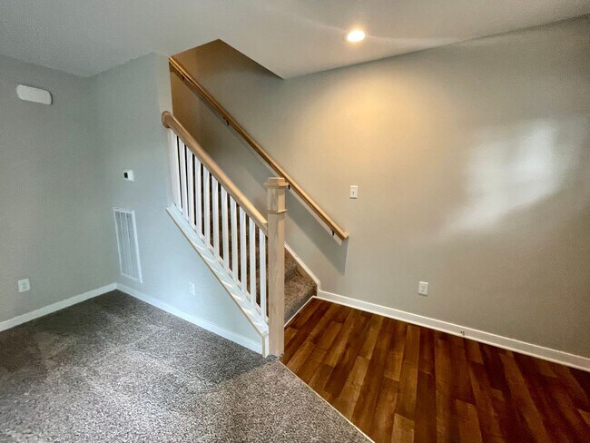 Foto del edificio - Beautiful two-story duplex
