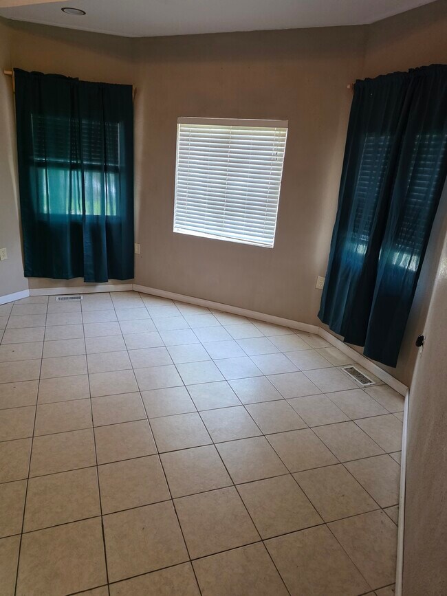 Front Room - 521 E 7TH AVE