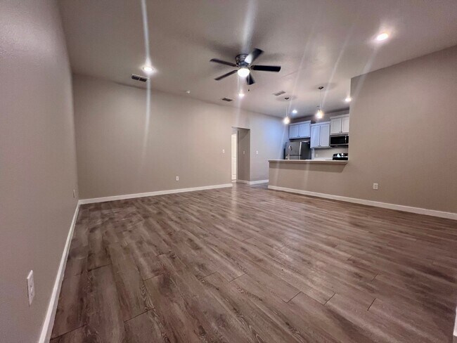 Building Photo - Spacious 3-Bedroom Townhouse Near Texas Tech