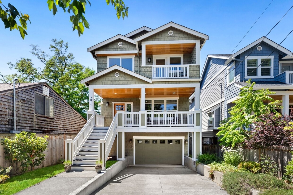 Primary Photo - Gorgeous Big Ravenna Home in Seattle