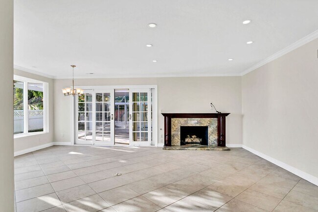 Building Photo - Wonderful detached home with Solar in Univ...