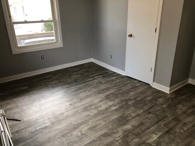Building Photo - Carnegie - 2 BR First Floor Apartment, Lam...