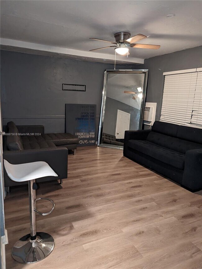 Foto del edificio - 7735 Hawthorne Ave