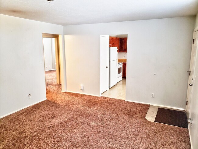 Building Photo - 2 Bedroom 1 Bath in Apartment in Salt Lake...