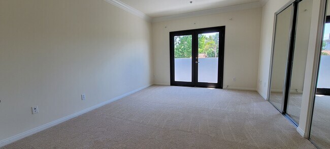 Foto del edificio - 949 N Croft Ave