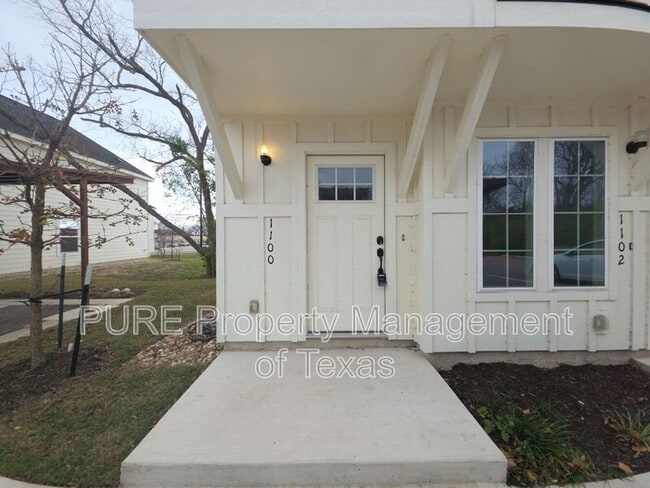 Building Photo - 2002 W 2nd St