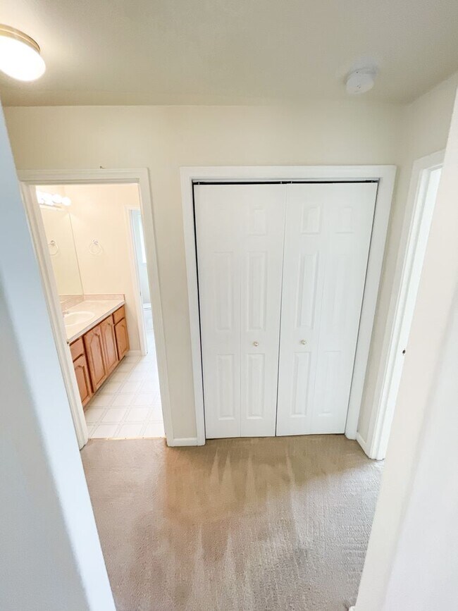 Building Photo - Spacious open floor plan in North Hills