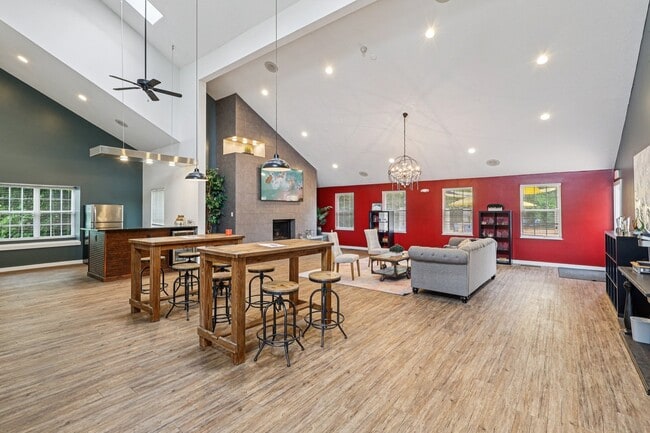 Building Photo - Hunters Chase