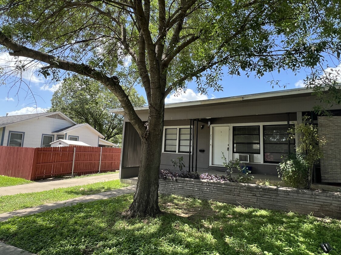 Foto principal - 233 Arvin Dr