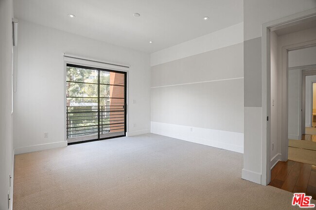 Foto del edificio - 8788 Shoreham Dr