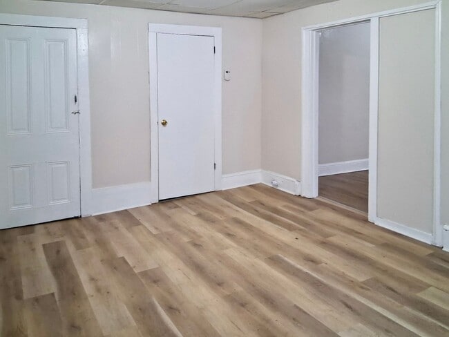 Foto del edificio - 325 N Laurel St