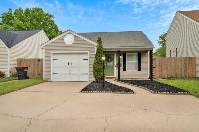 Foto del edificio - RARE FIND! Immaculate 2 Bed 2 Bath home in great location.