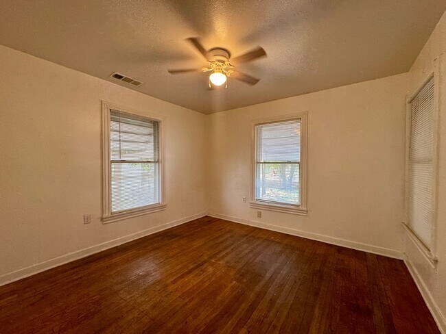Building Photo - Single Family Home - LaVega ISD
