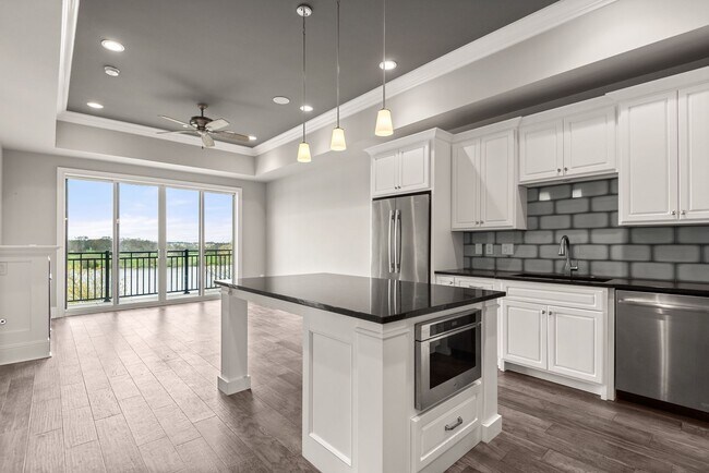Foto del edificio - Lakefront Condo at Revery Point