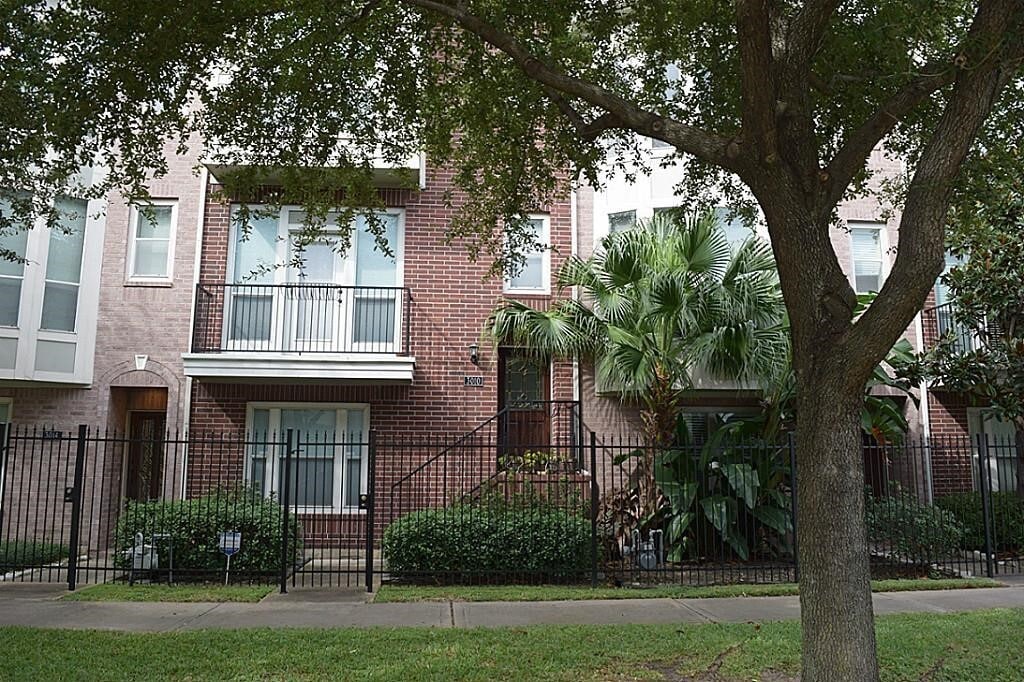 Primary Photo - 3010 La Branch St