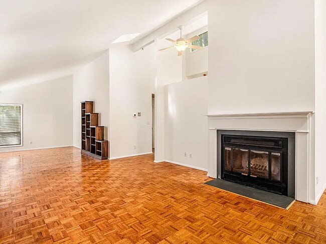 Foto del edificio - 94 Meadow Run Rd