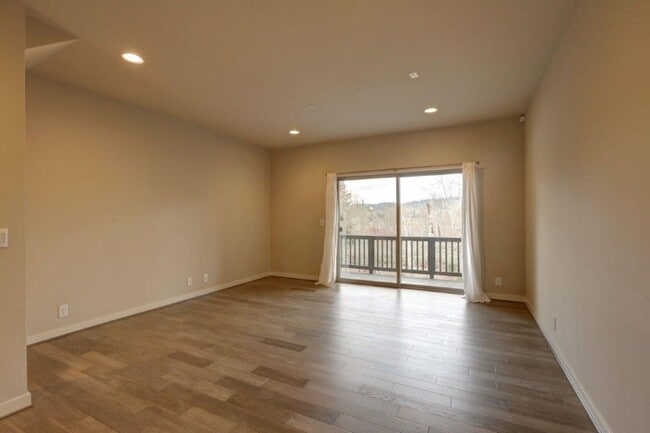 Building Photo - Immaculate and Spacious 2 Bedroom/1.75 Issaquah Townhome!