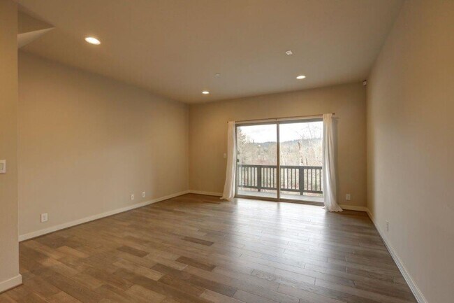 Foto del edificio - Immaculate and Spacious 2 Bedroom/1.75 Issaquah Townhome!